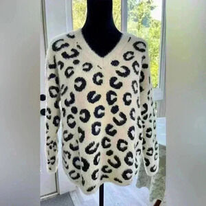 Hudson, Gray V-neck, long sleeve sweater and leopard and cream. Size S/M cozy